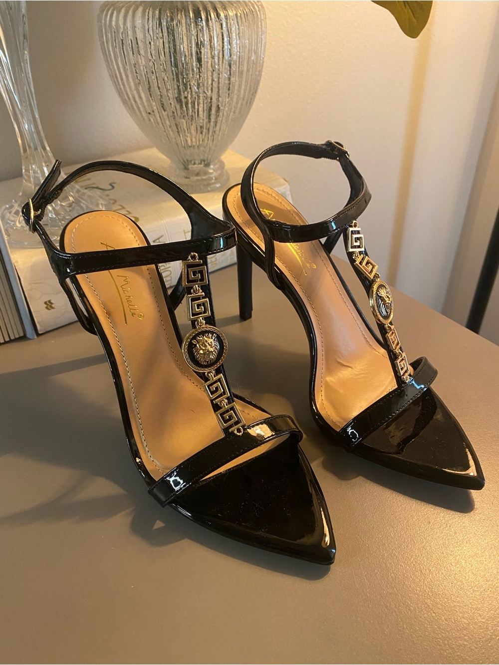 Anne Michelle Black Patent T-Strap Pointed Heels w/Gold Lion 🦁 Medallion/NWOT/NW